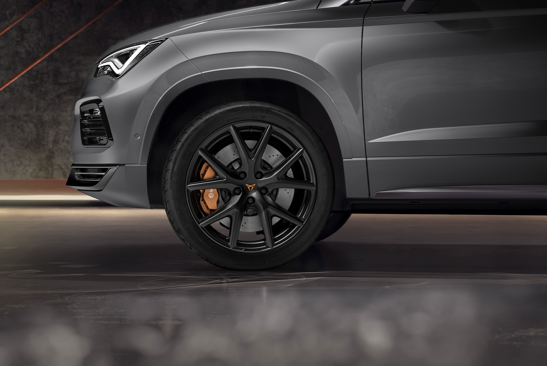 Close-up view of the 19-inch exclusive alloy wheels in black matt on the CUPRA Ateca, emphasizing its sleek and bold design.