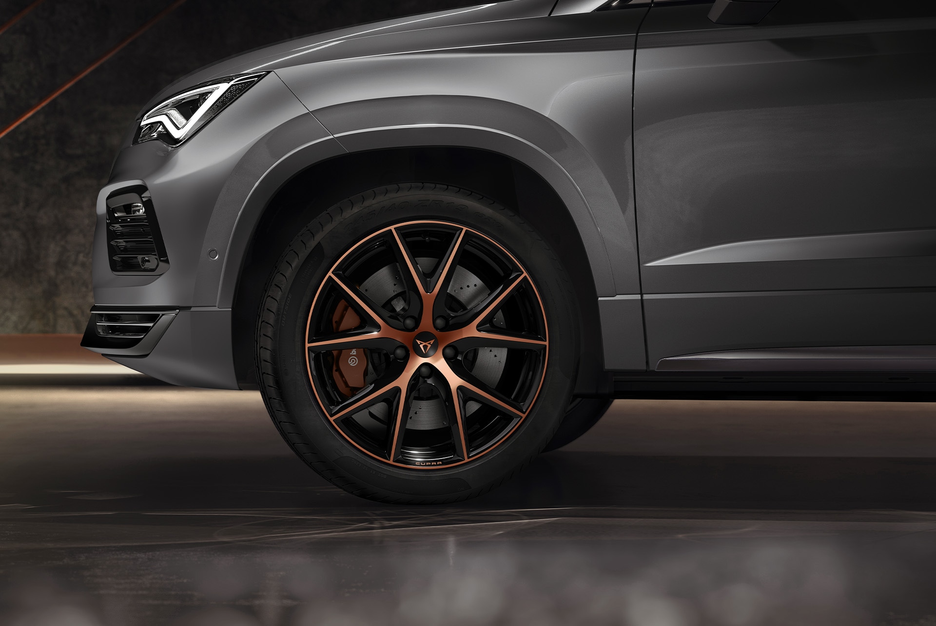 Close-up view of the 19-inch exclusive R sport wheels in black and copper on the CUPRA Ateca, showcasing the dynamic and premium design. 