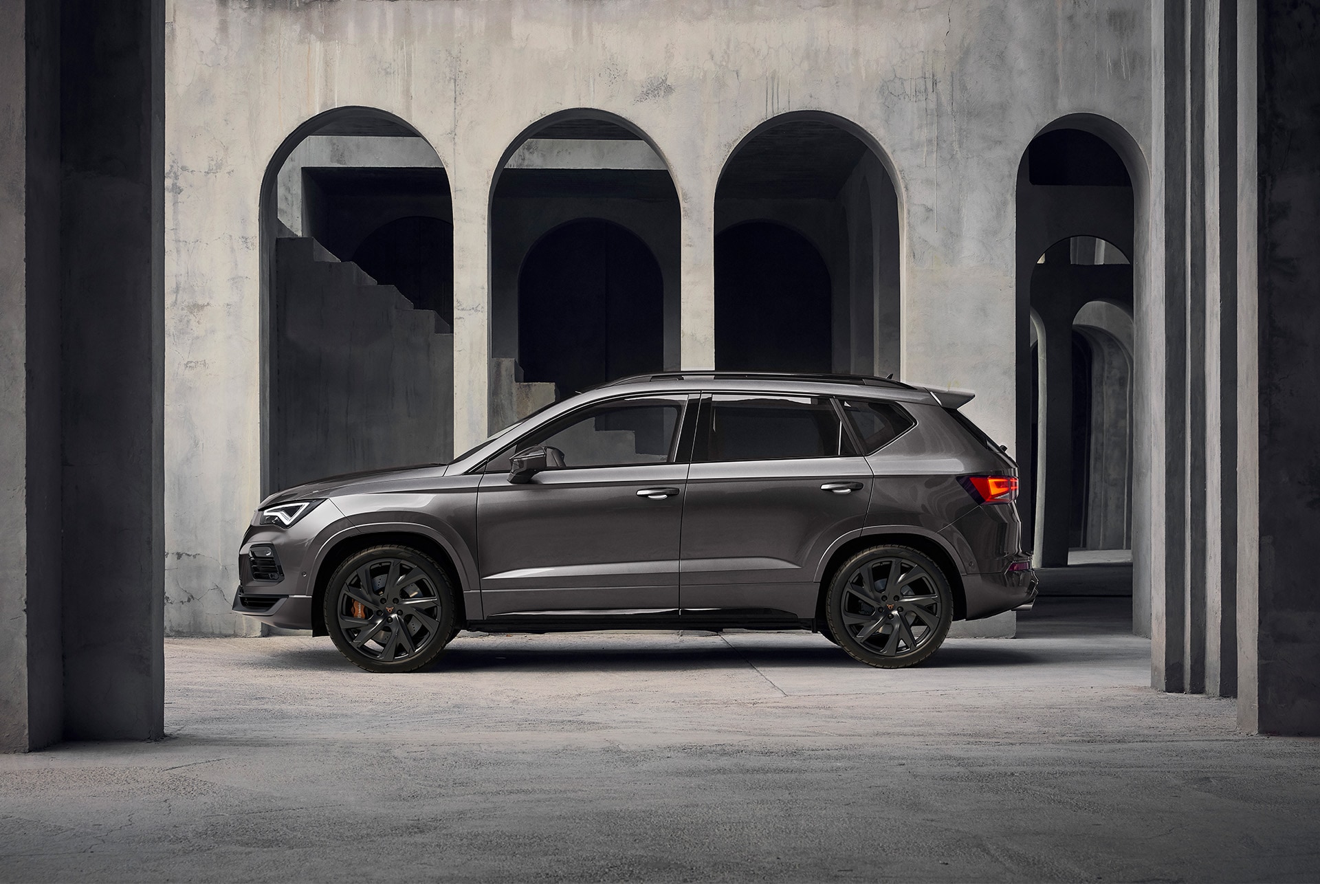 Side view of the CUPRA Ateca, emphasizing the vehicle's 300-horsepower engine capable of reaching 100km/h in just 4.9 seconds.