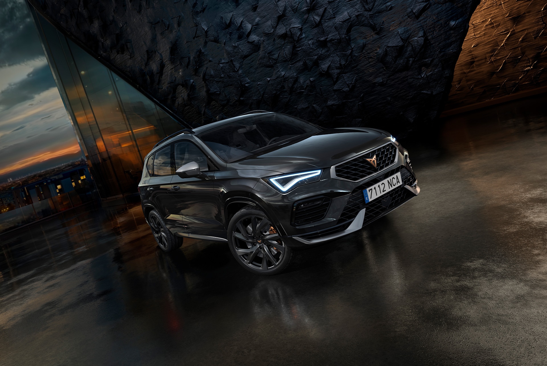 Side, upper view of the cupra ateca from the black pack edition, showcasing a commanding and magnetic design ready for everything.