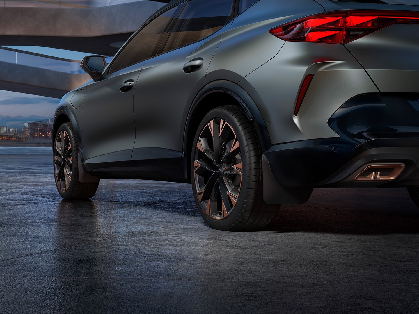 Vue de profil de la partie inférieure de la CUPRA Formentor, présentant les bavettes pare-boue de la gamme d'accessoires de protection.