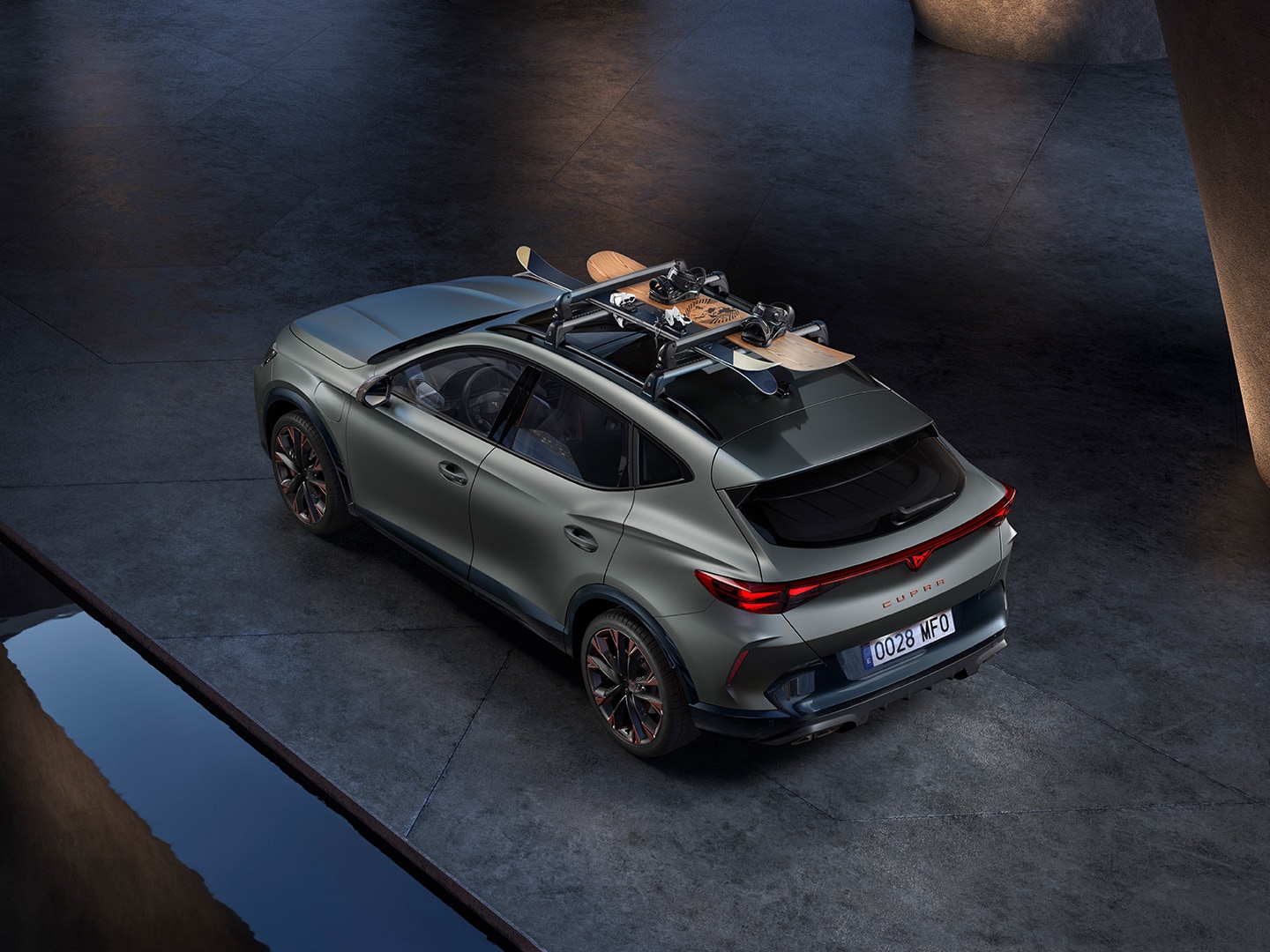 Vue aérienne de la CUPRA Formentor équipée d'une barre de toit issue de la gamme d'accessoires d'origine.