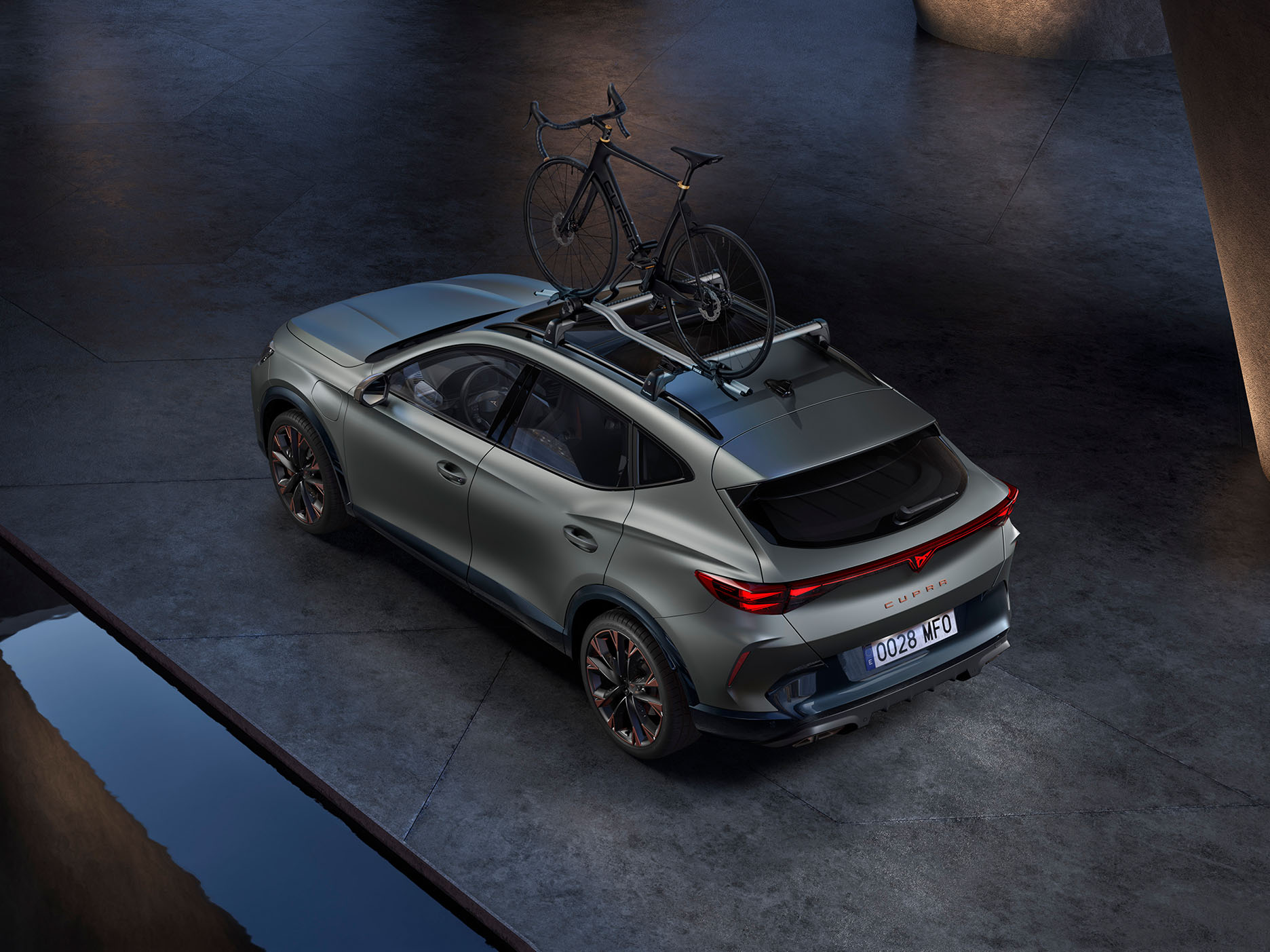 Vue aérienne de la CUPRA Formentor équipée d'un porte-vélo issu de la gamme d'accessoires d'origine.