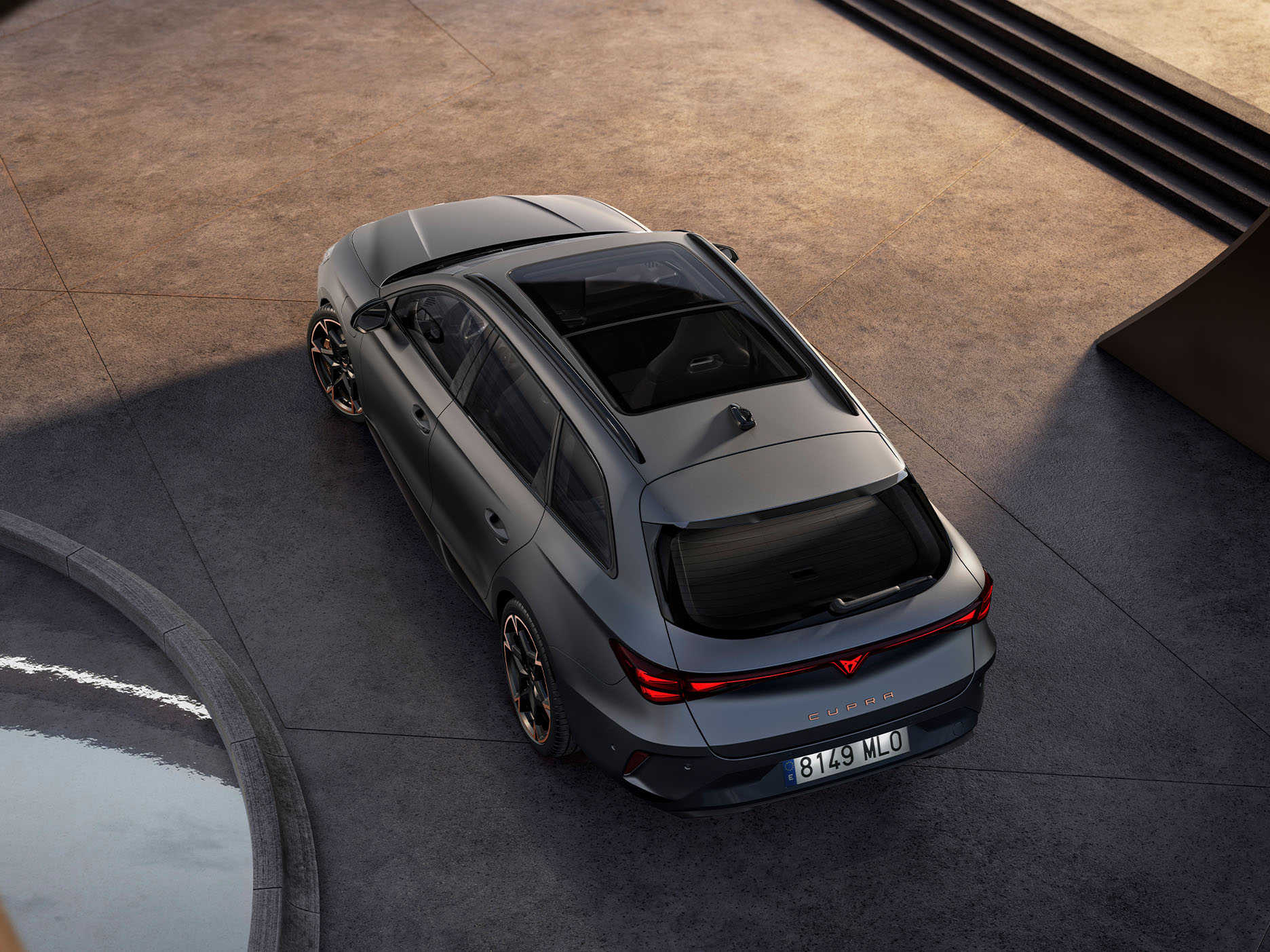 Cupra Leon Sportstourer zu verkaufen, Fließheck in Magnetic Tech Matt Grey mit 19-Zoll-Felgen in Polar Copper und beleuchtetem Stadt-Hintergrund. Neuwagenangebote verfügbar.
