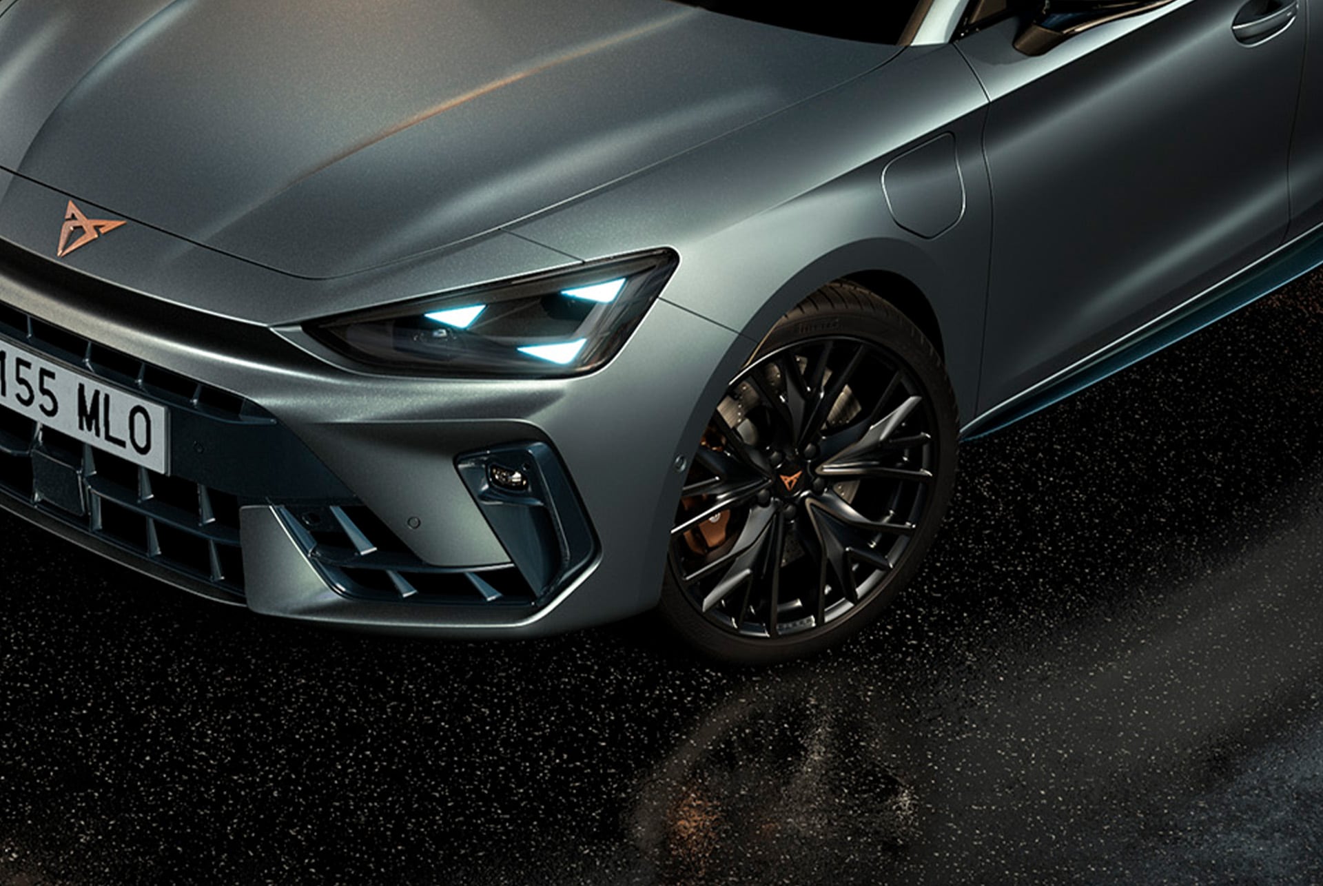 side close-up of the seat leon in grey, highlighting the sophistication and personality of the 19-inch alloy wheel in sport black matt.