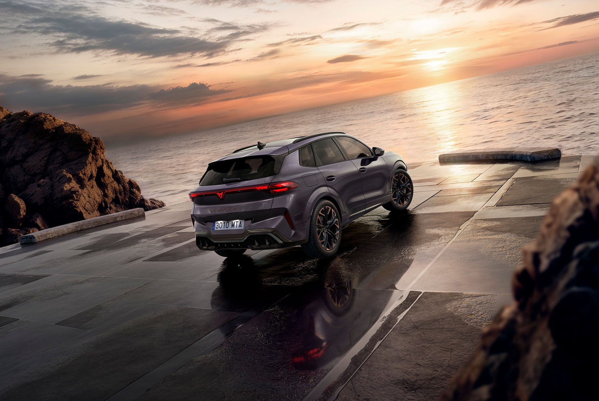 rear view of 2025 cupra terramar with hybrid engine, hd headlights, dcc sport, 20" hadron copper wheels, high canyon interior and cupra logo 3d rear lights, at sunset.