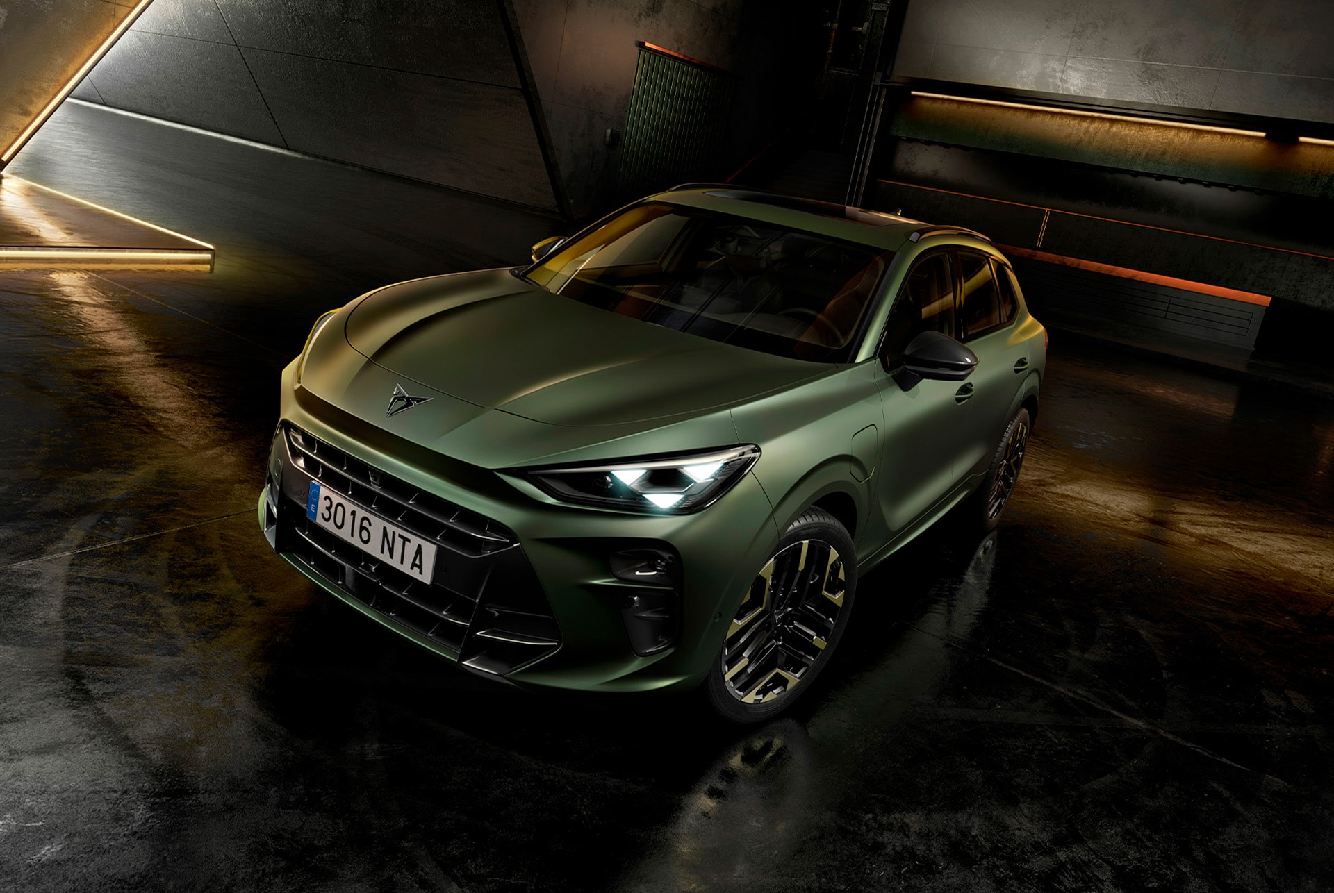 Front view to showcase the car’s body, inside a parking garage, in the new manganese matt colour, completed with 20-inch alloy wheels