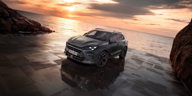 Véhicule de flotte cupra terramar, voiture de société avec des jantes aux accents cuivrés, plan large.