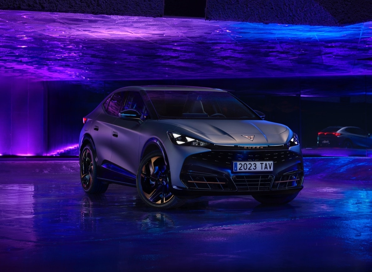 CUPRA Formentor stojąca na tle zachodu słońca
