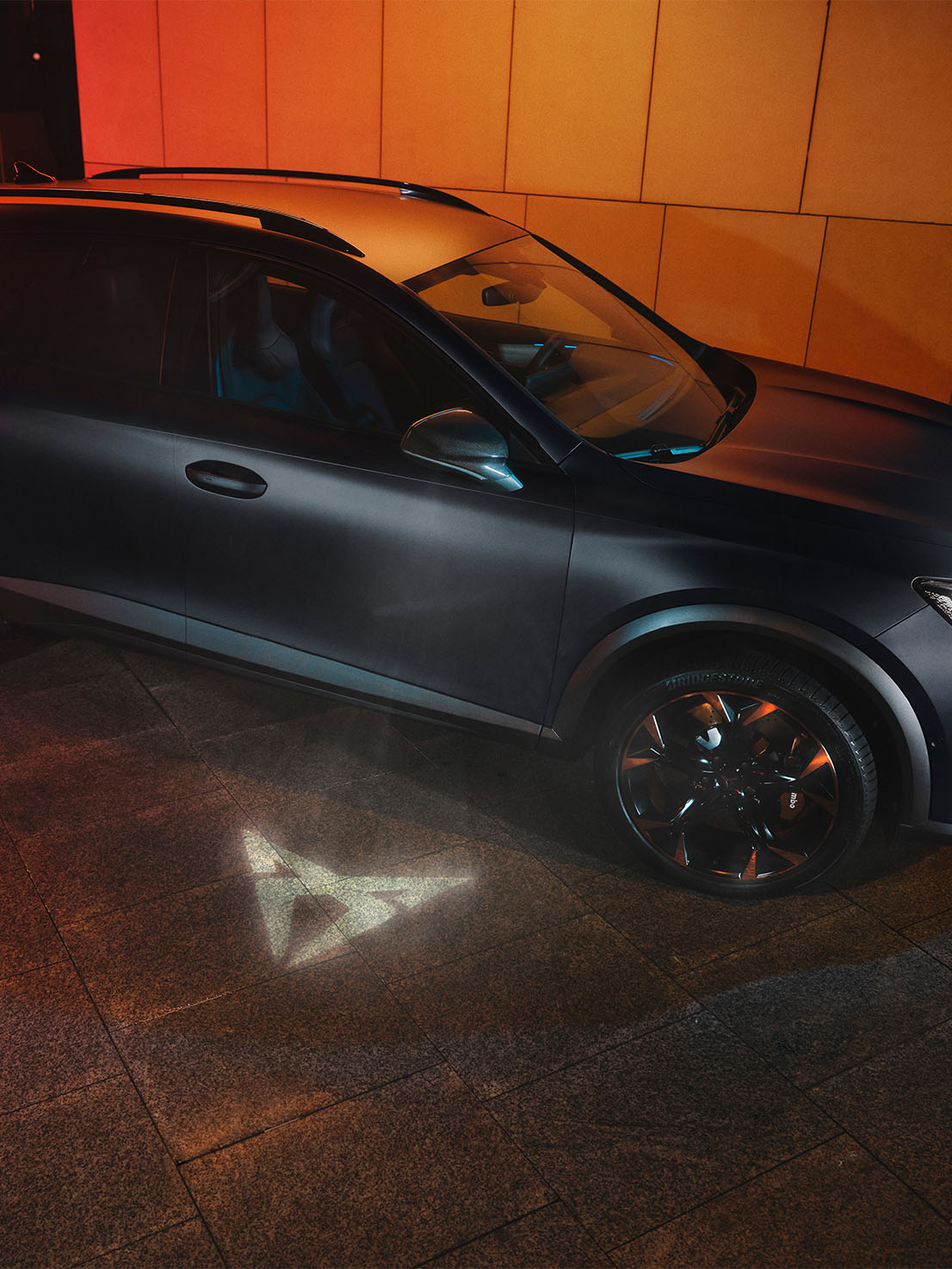 nouveau cupra formentor 2024 compact suv avec lumière bienvenue sous le rétroviseur latéral.