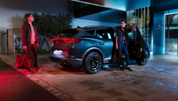 couple-with-cupra-formentor-dark-camouflage-sunset-view