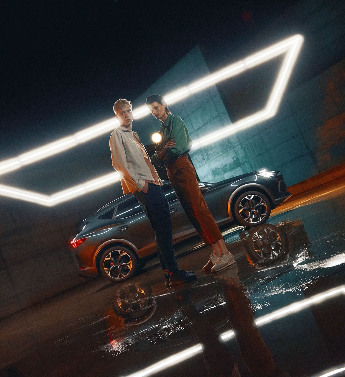 Far,%20side%20view%20of%20a%20Cupra%20Formentor%20parked%20in%20a%20very%20dark,%20indoors%20setting%20highlighted%20only%20by%20a%20dim%20squared%20light.%20There%20are%20two%20individuas%20next%20to%20it.