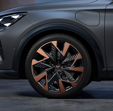 Detailed side view of a 19" sandstorm copper alloy wheel to showcase the quality of the piece.