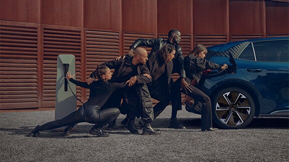 lateral-view-of-the-cupra-born-aurora-blue-colour-charging